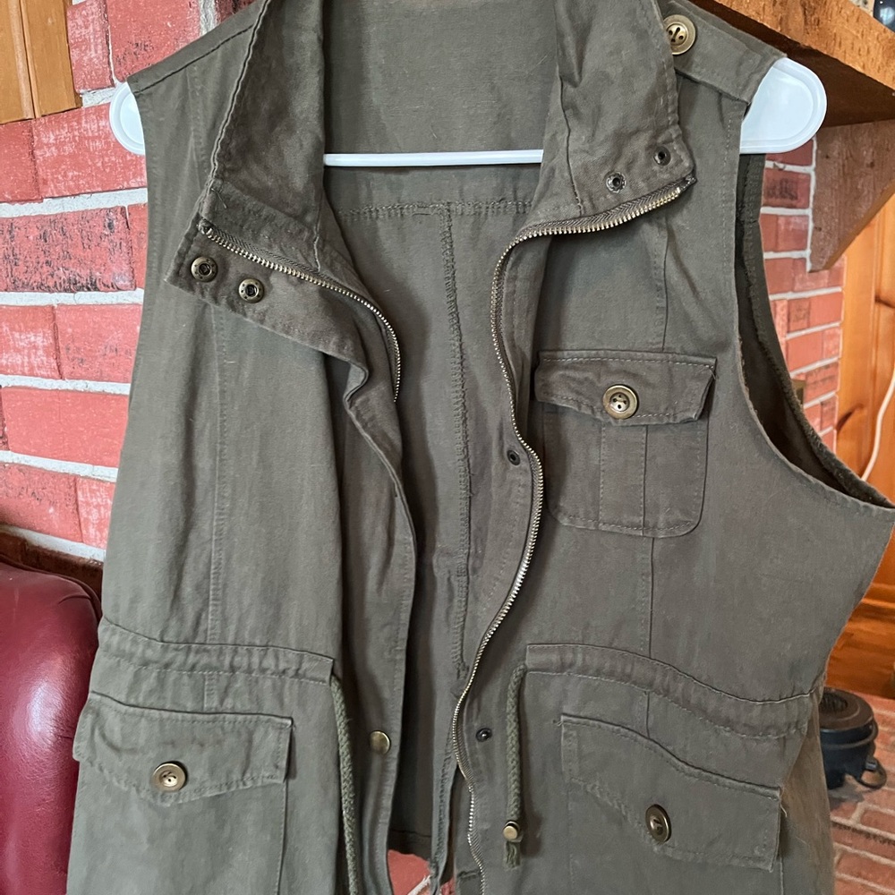 Green utility vest with a cinching waist size L